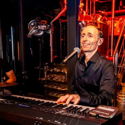 Live Music @ Rootz: Alex de la Haya