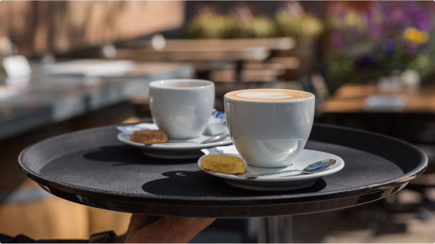 koffie op dienblad